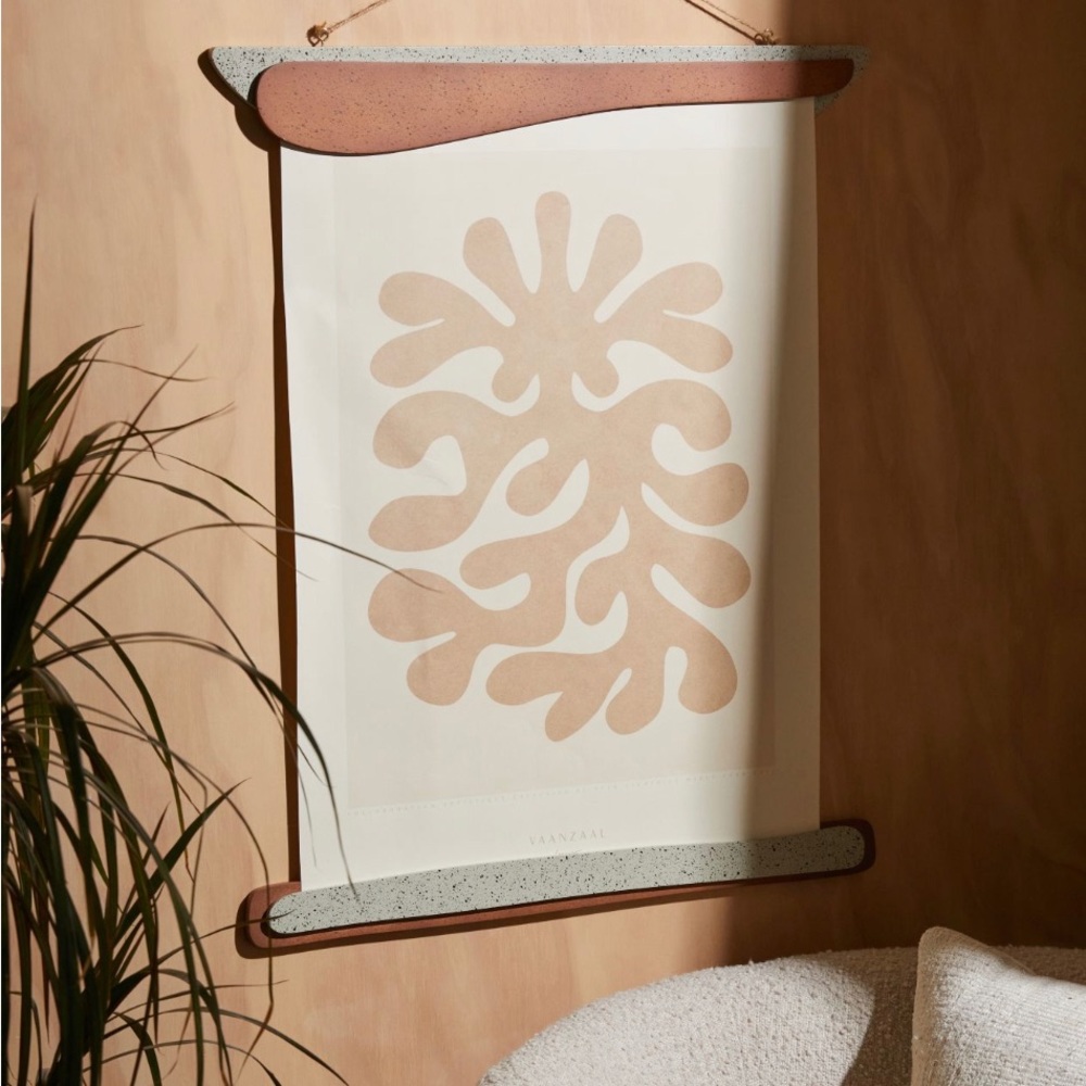 Two-piece magnetic poster/photo frame